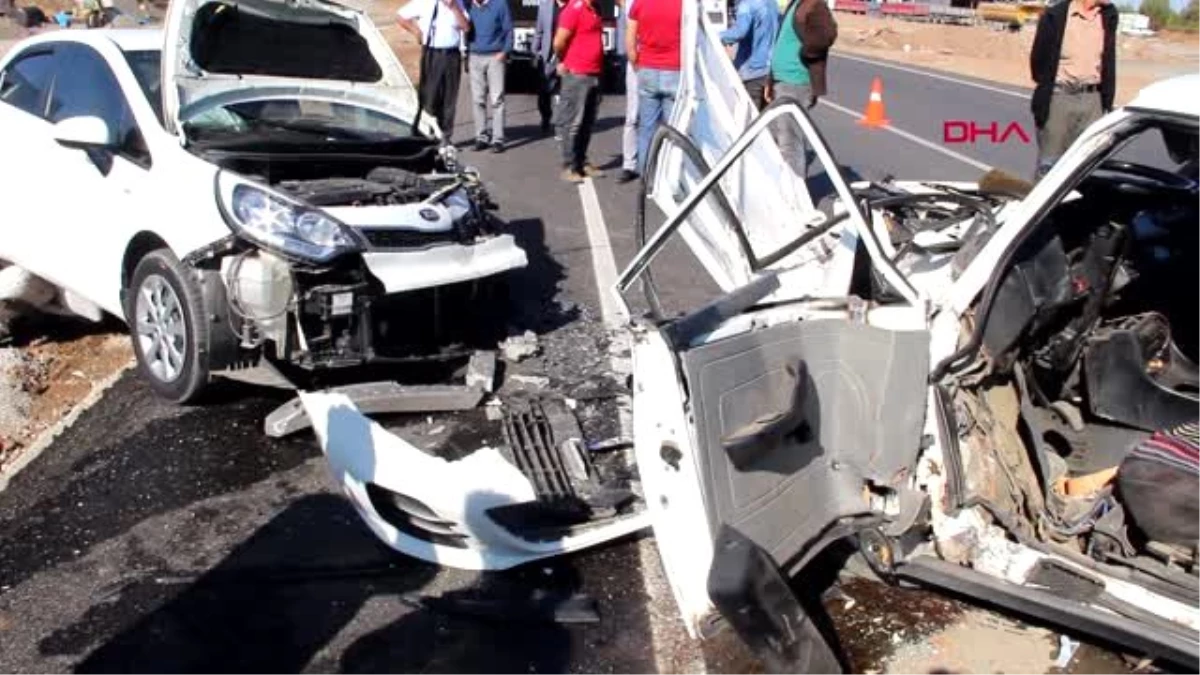 Sivas\'ta otomobiller çarpıştı 1 ölü, 2 yaralı