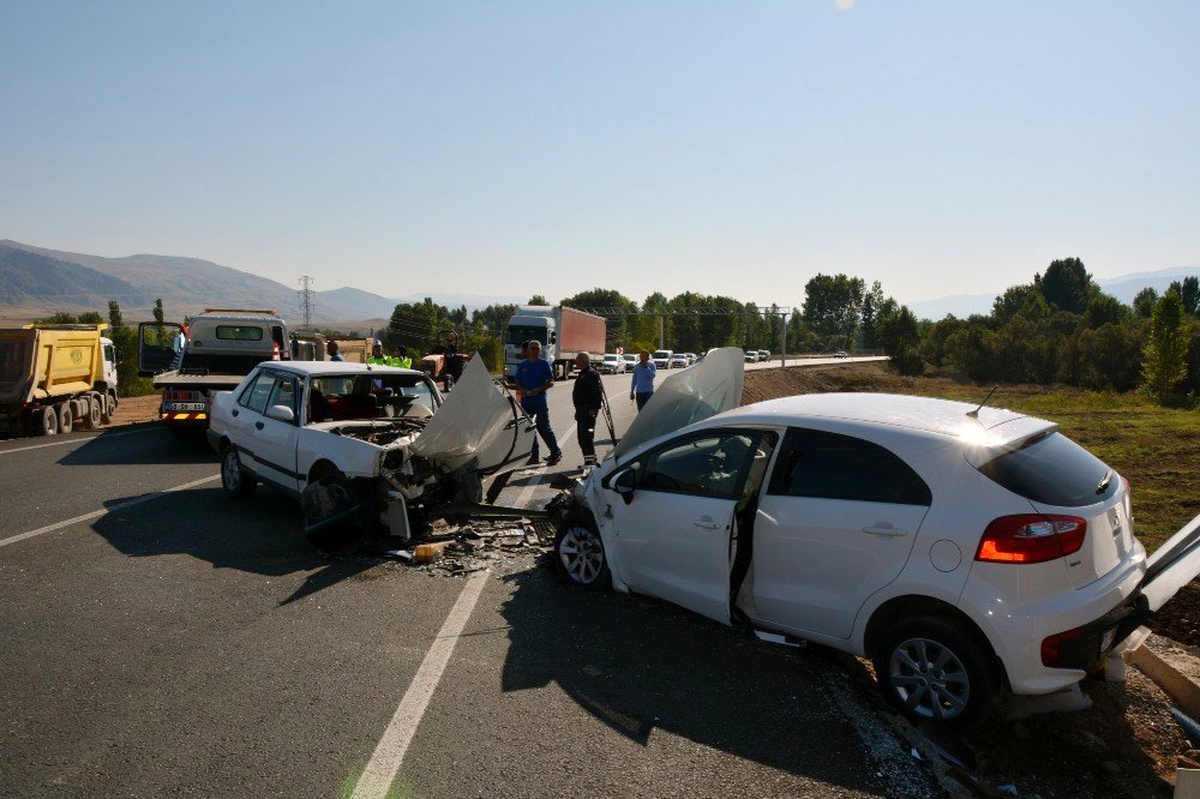 Sivas\'ta otomobiller kafa kafaya çarpıştı: 1 ölü, 2 yaralı