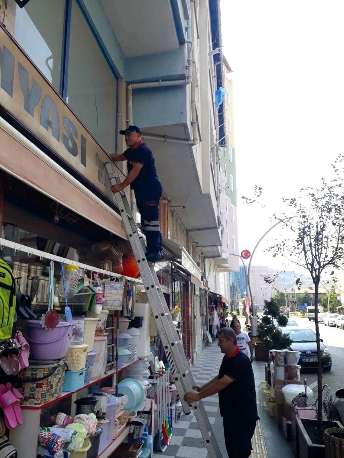 Tabelaya sıkışan güvercini itfaiye kurtardı