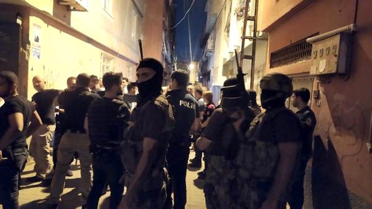 Taciz iddiası mahalleyi karıştırdı, polis biber gazıyla müdahale etti