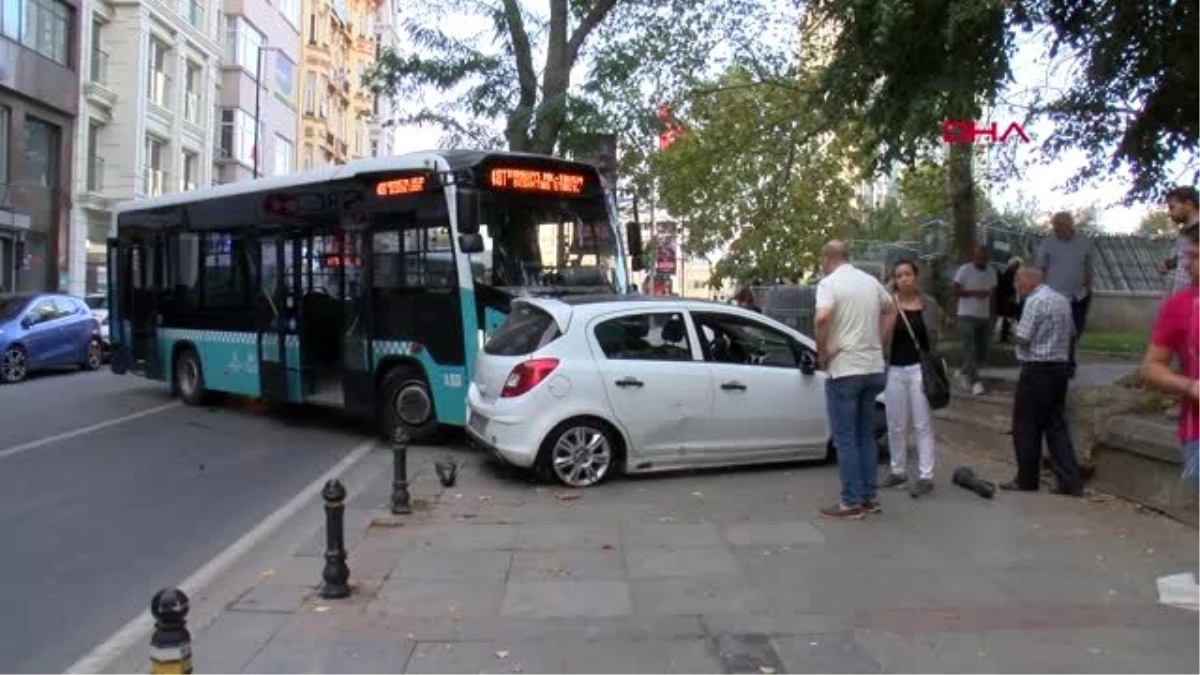 Taksim\'de kontrolden çıkan otobüs 2 otomobile çarptı