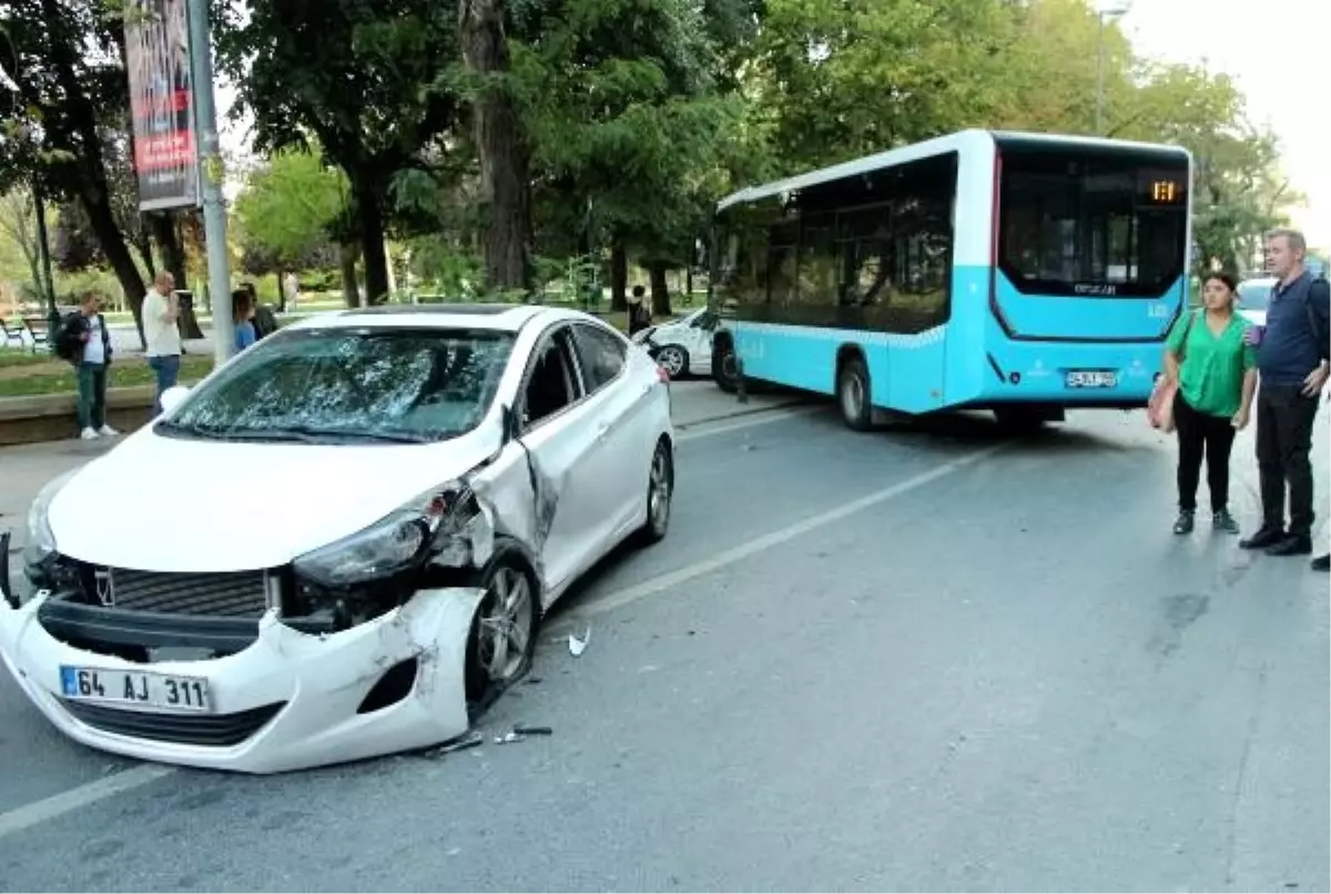 Taksim\'de kontrolden çıkan otobüs iki otomobile çarptı