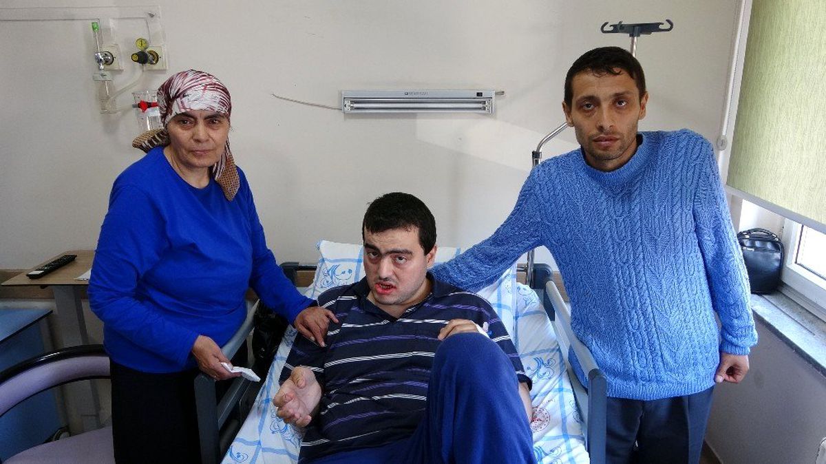 Tedavisi için Sağlık Bakanlığı\'nın devreye girdiği engelli Tayfun ağrıyan dişinden kurtuldu