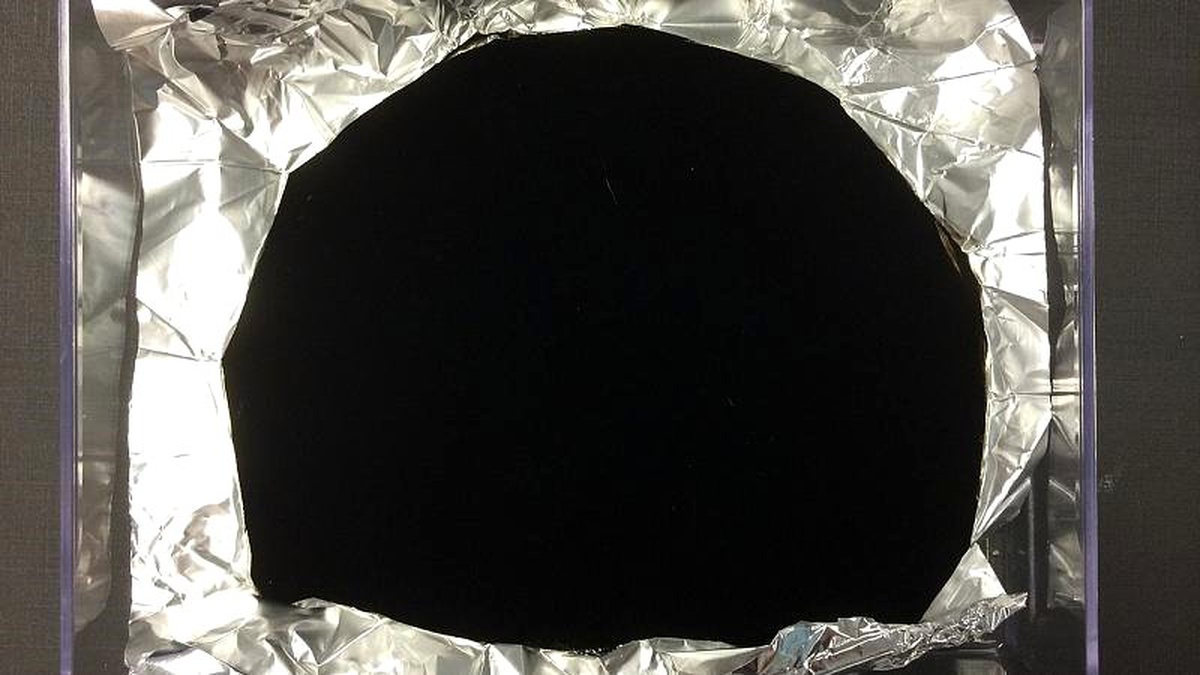Tesadüfen bulunan yeni \'en siyah cisim\' ışığın yüzde 99,995\'ini emiyor