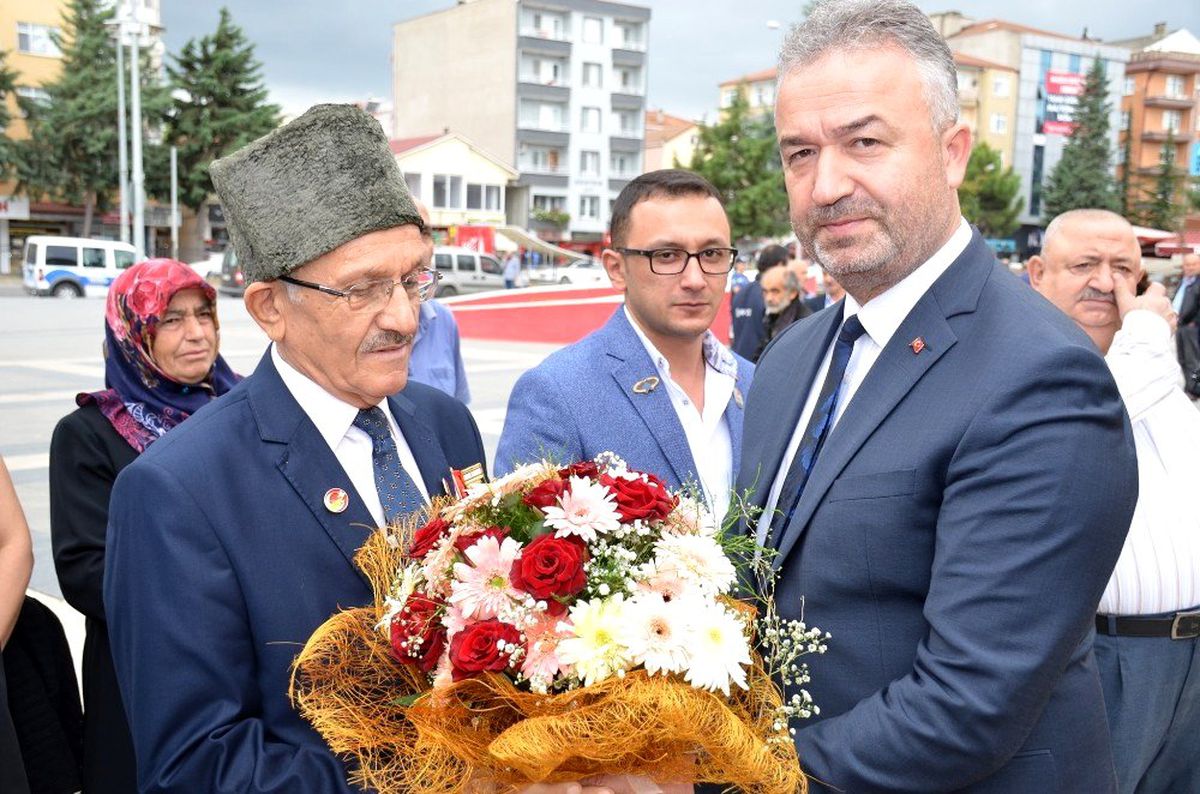 Topaloğlu: "Bu ülkede özgürce yaşayabiliyorsak bunu kahraman gazilere ve aziz şehitlere borçluyuz"