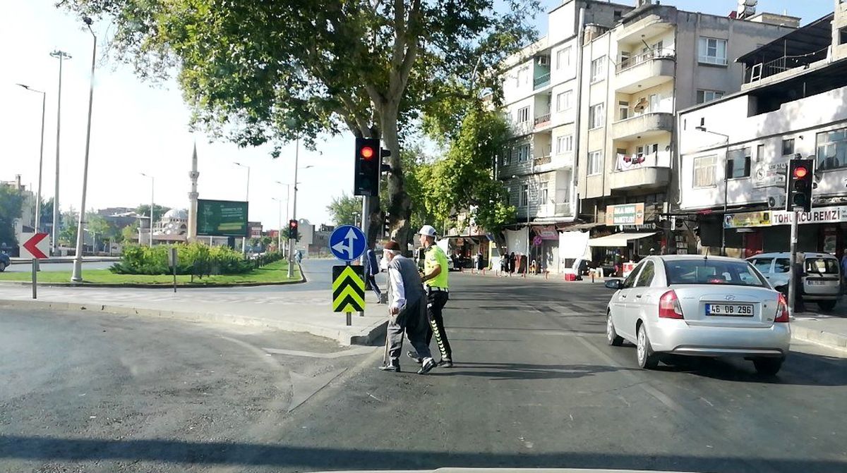 Trafik polisinden örnek davranış