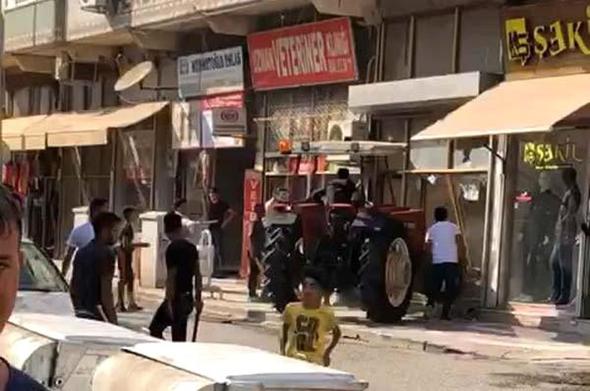 Traktörle husumetlisinin iş yerine girdi