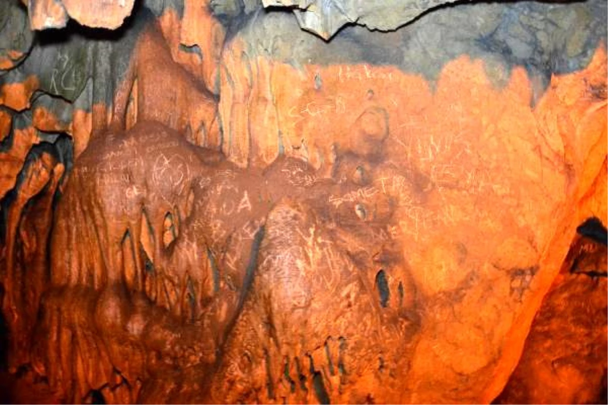 Türkiye\'nin 4\'üncü büyük mağarasının duvarları, yazı tahtasına döndü