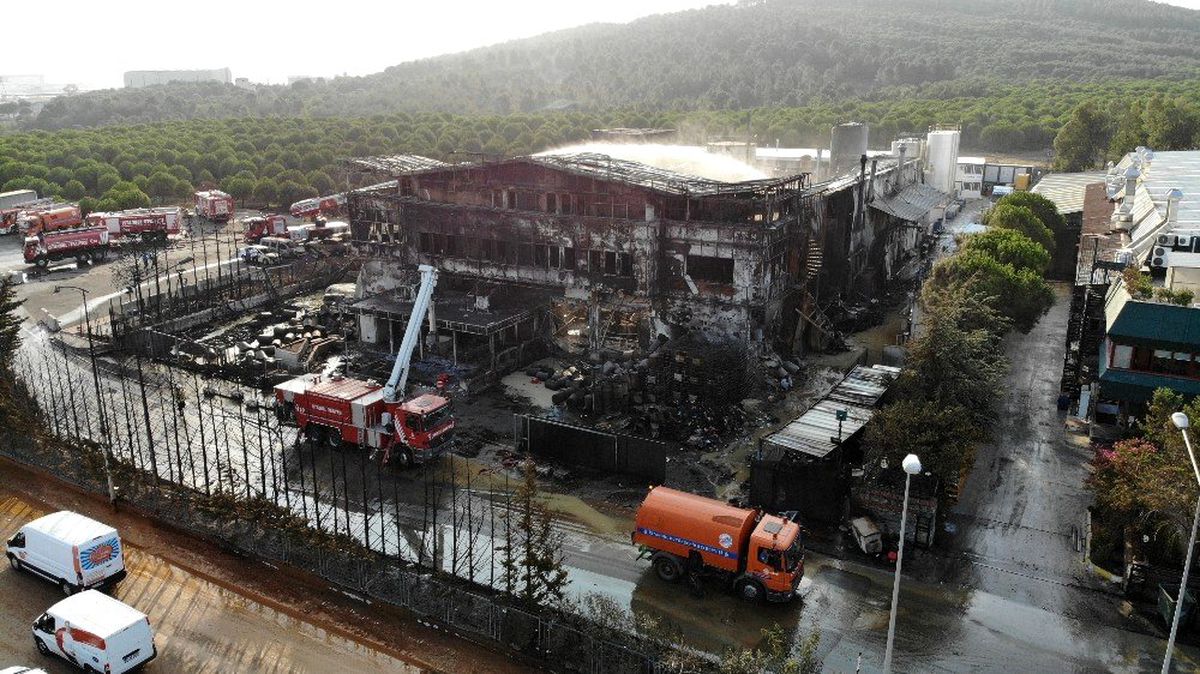 Tuzla\'da yanan fabrikadaki hasar havadan görüntülendi