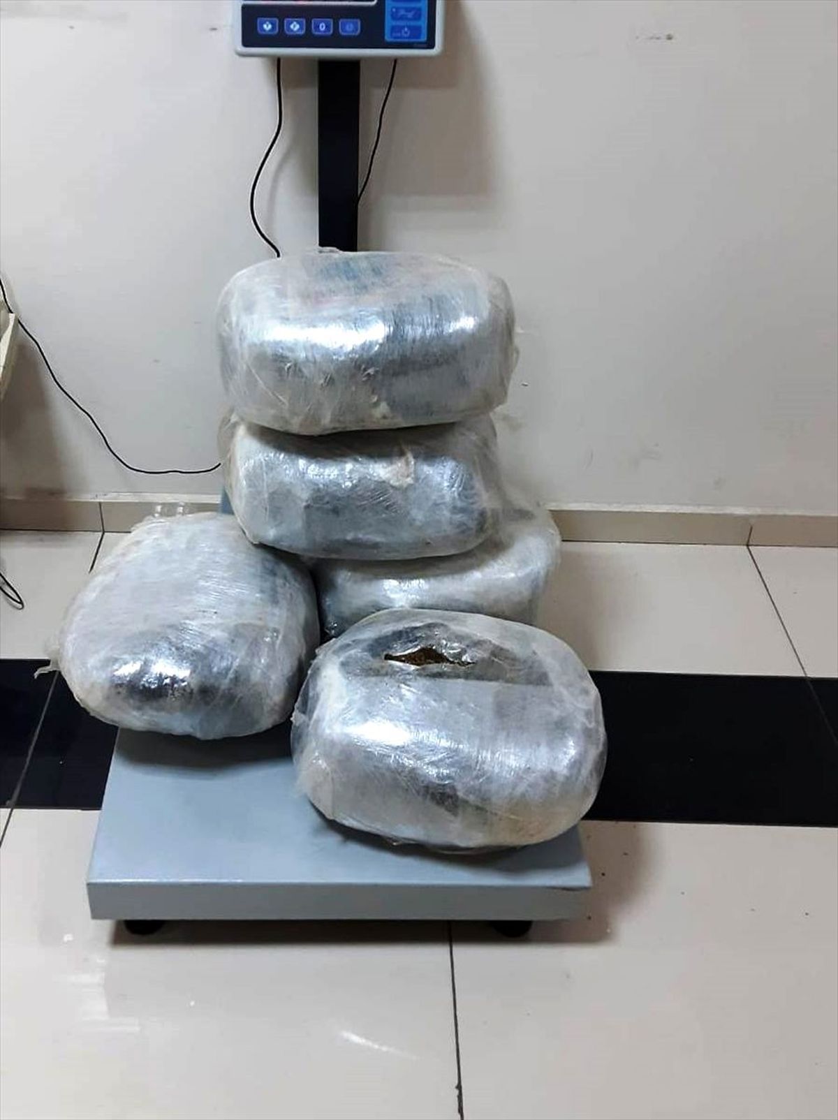 Uyuşturucu zanlıları polis devriyesine takıldı