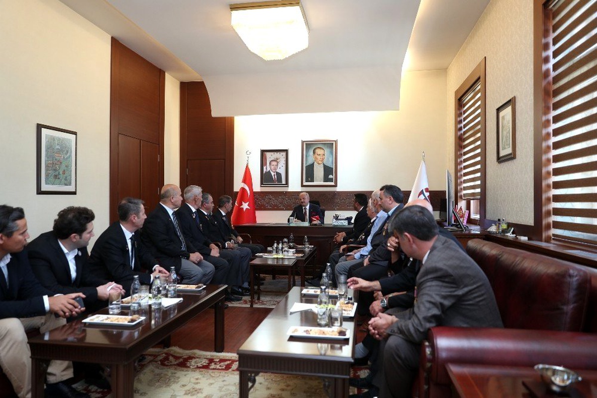 Vali Çakacak, gazileri makamında kabul etti