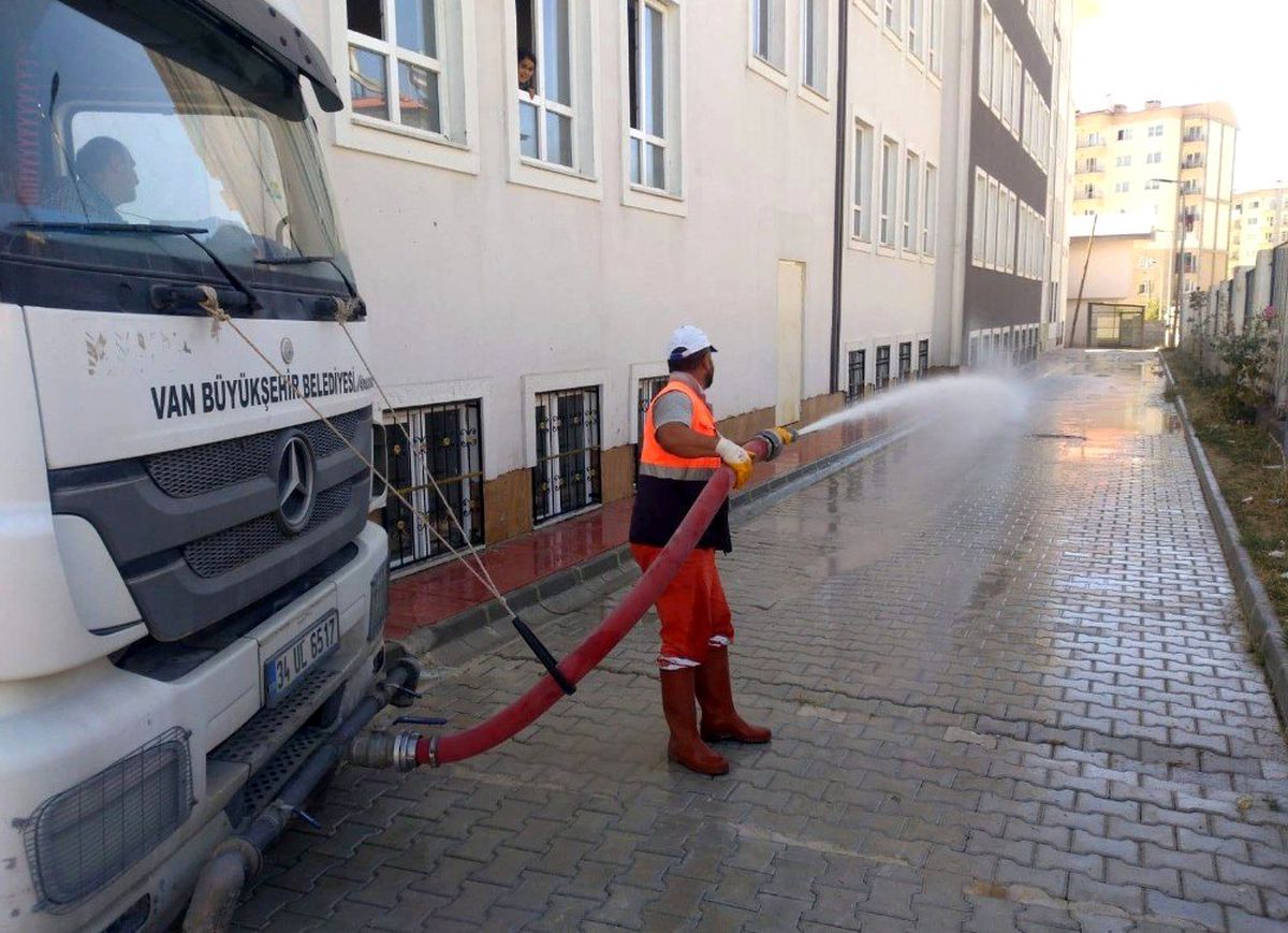Van Büyükşehir Belediyesi, okul bahçelerini temizliyor