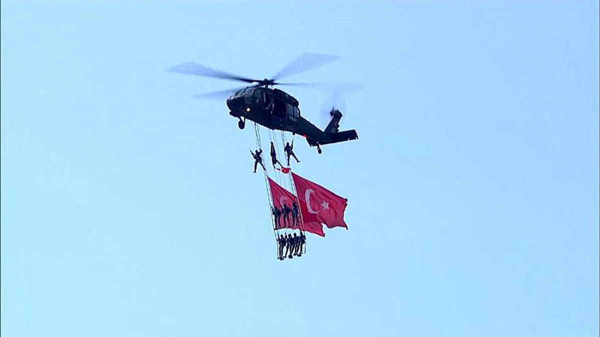 Video | Solo Türk, Türk Yıldızları ve THK\'nın yangın söndürme uçakları Teknofest\'te