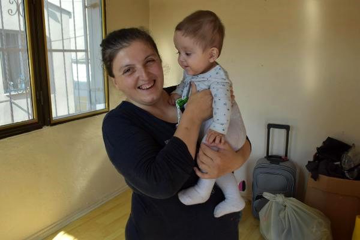 Yaşadıkları parkta medikal ayakkabısı çalınan bebek, sıcak yuvaya kavuştu