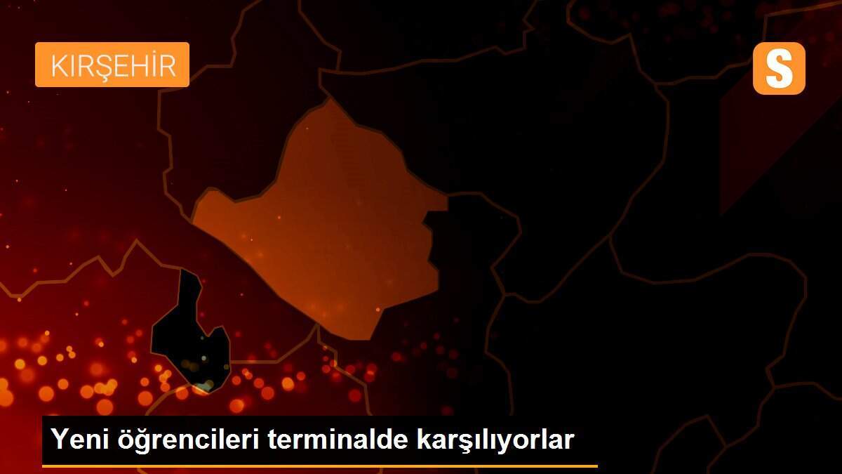 Yeni öğrencileri terminalde karşılıyorlar