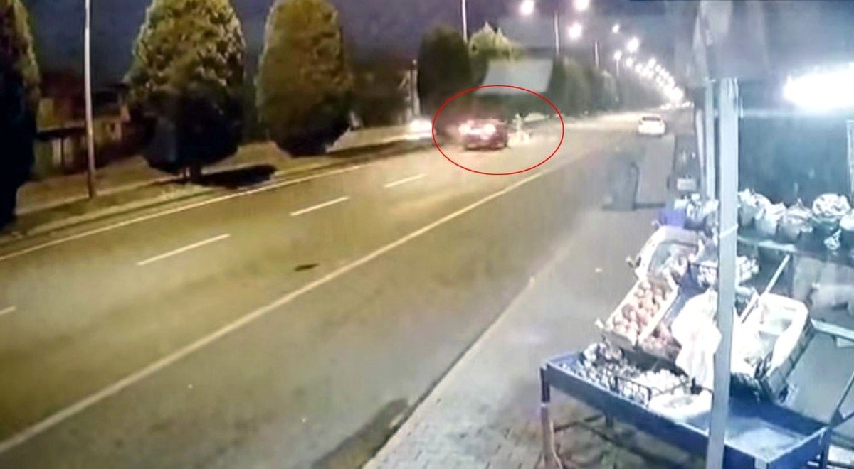 Yolun karşısına geçmek isterken otomobil çarptı, o anlar kameraya yansıdı