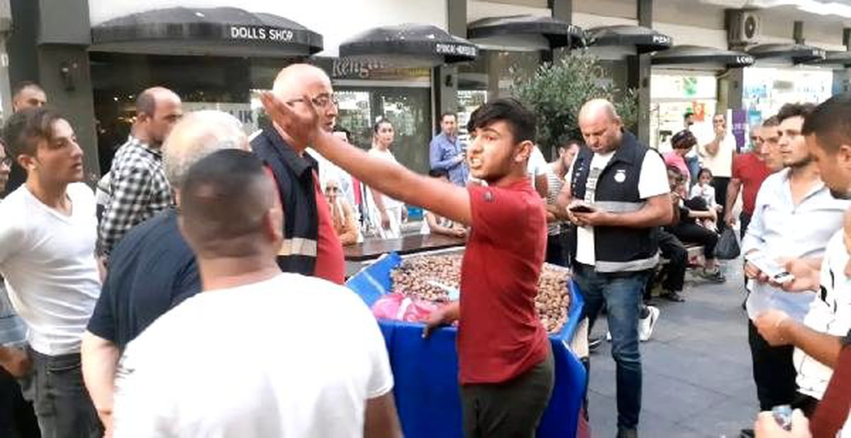 Zabıtaların ceviz satan seyyar satıcıya müdahalesi tepki çekti