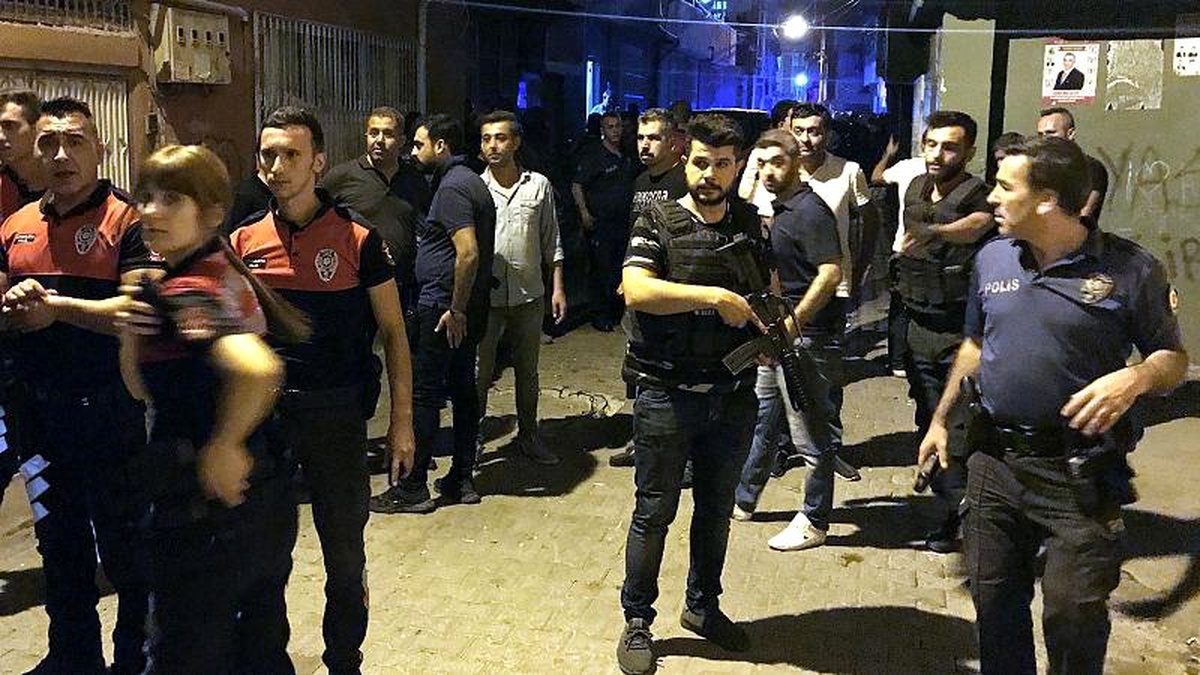 Adana\'da çocuğa taciz iddiası: Mahalleli yabancıların işyerlerine saldırdı