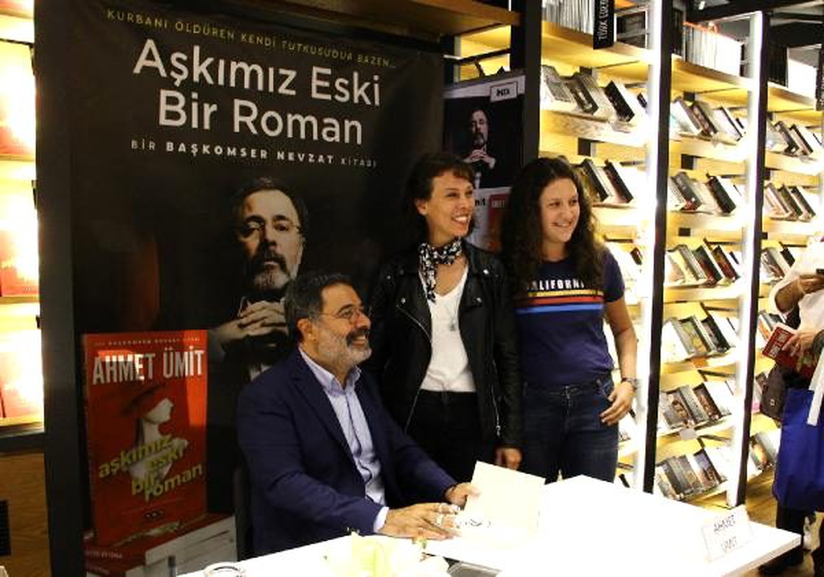 Ahmet ümit yeni kitabının imza gününde okurlarıyla buluştu