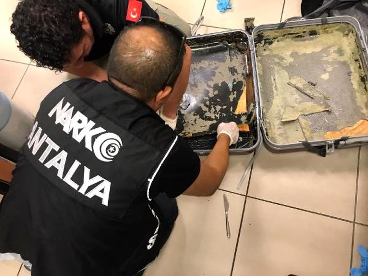 Antalya havalimanı\'nda 3,5 kilogram eroin ele geçirildi: 2 tutuklama