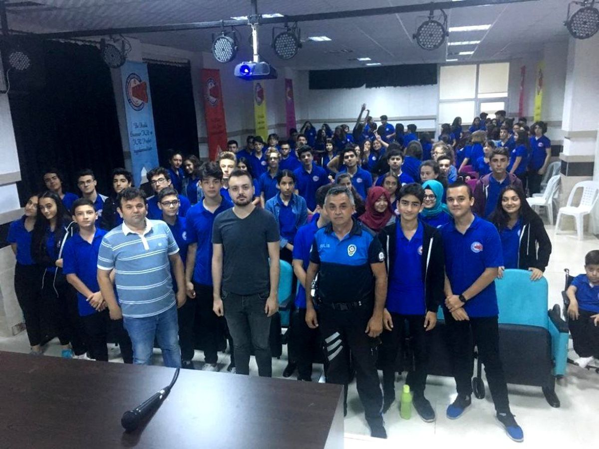 Antalya polisi liseli gençlere seminer verdi