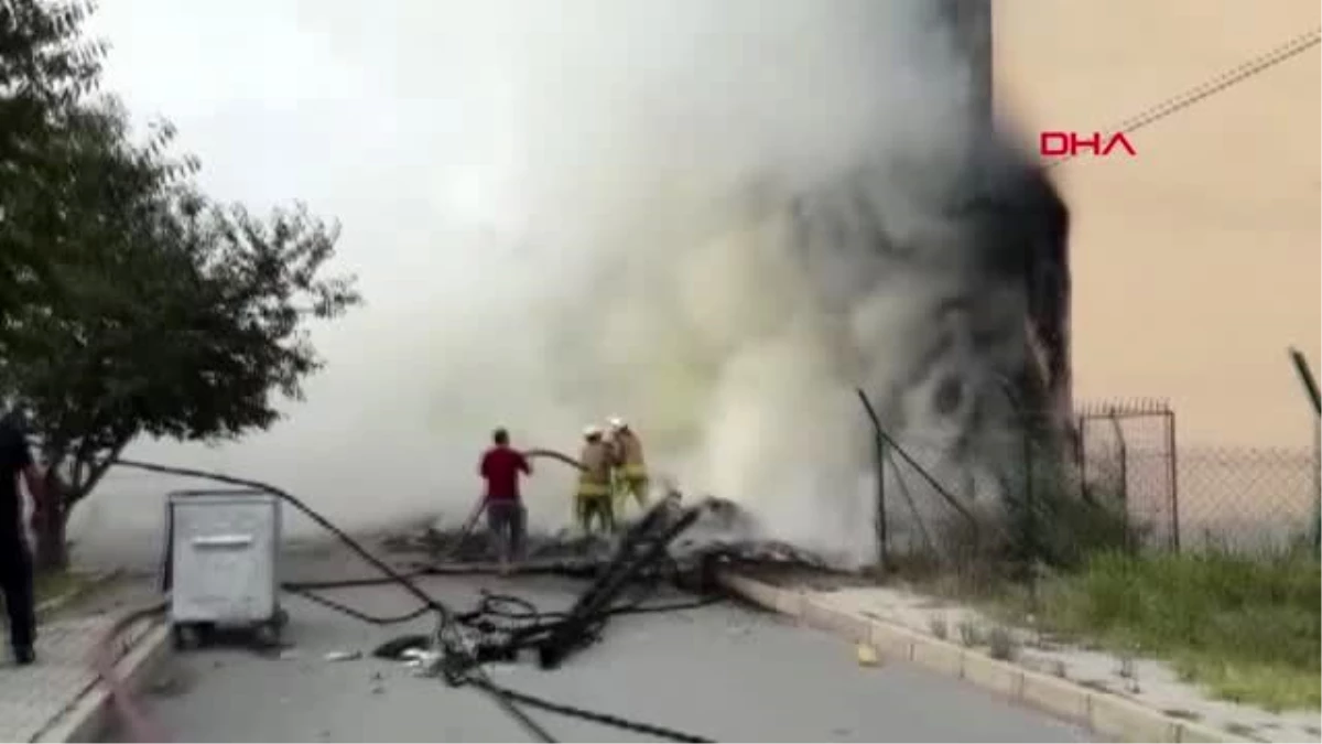 Arnavutköy\'de sokağa atılan eşyalarda çıkan yangın binaya sıçradı