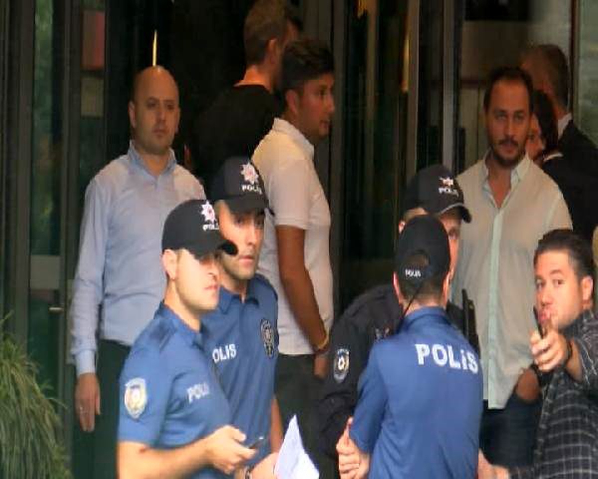 Avm\'de güvenlik görevlilerine bıçaklı saldırı