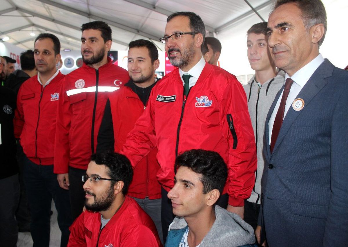 Bakan Kasapoğlu TEKNOFEST\'te gençlerle bir araya geldi