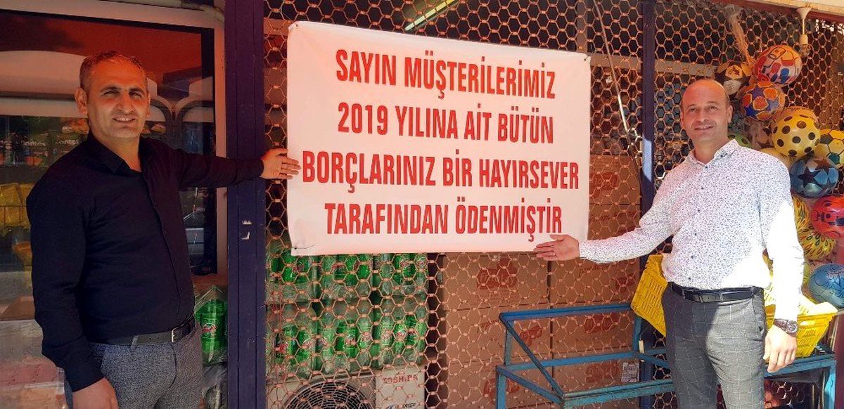 Bakkalın 33 bin liralık veresiye defterini gizli hayırsever satın aldı