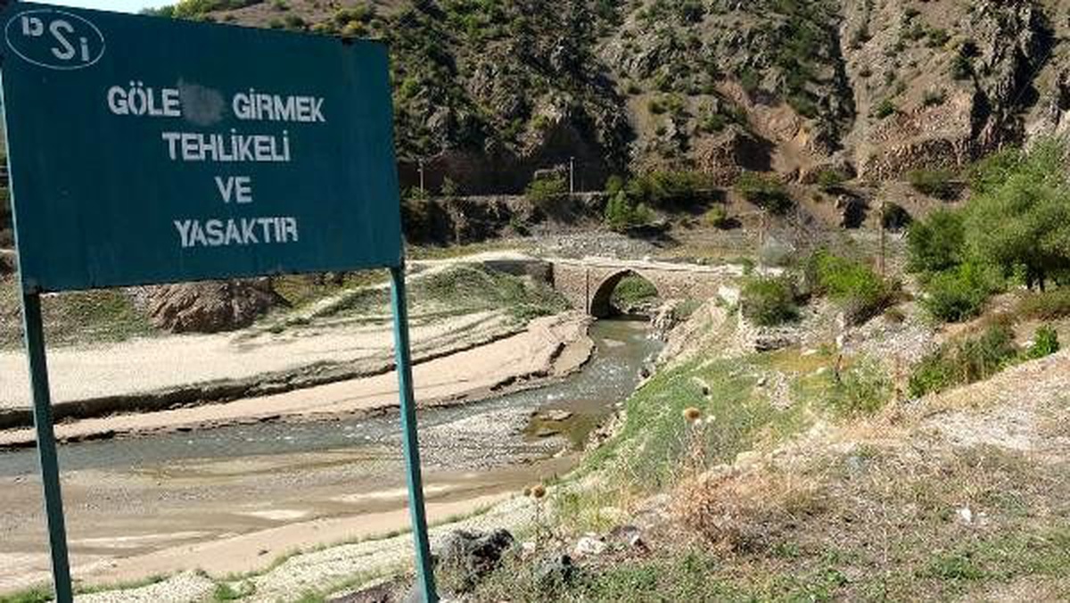 Baraj suları çekilince tarihi köprü ortaya çıktı