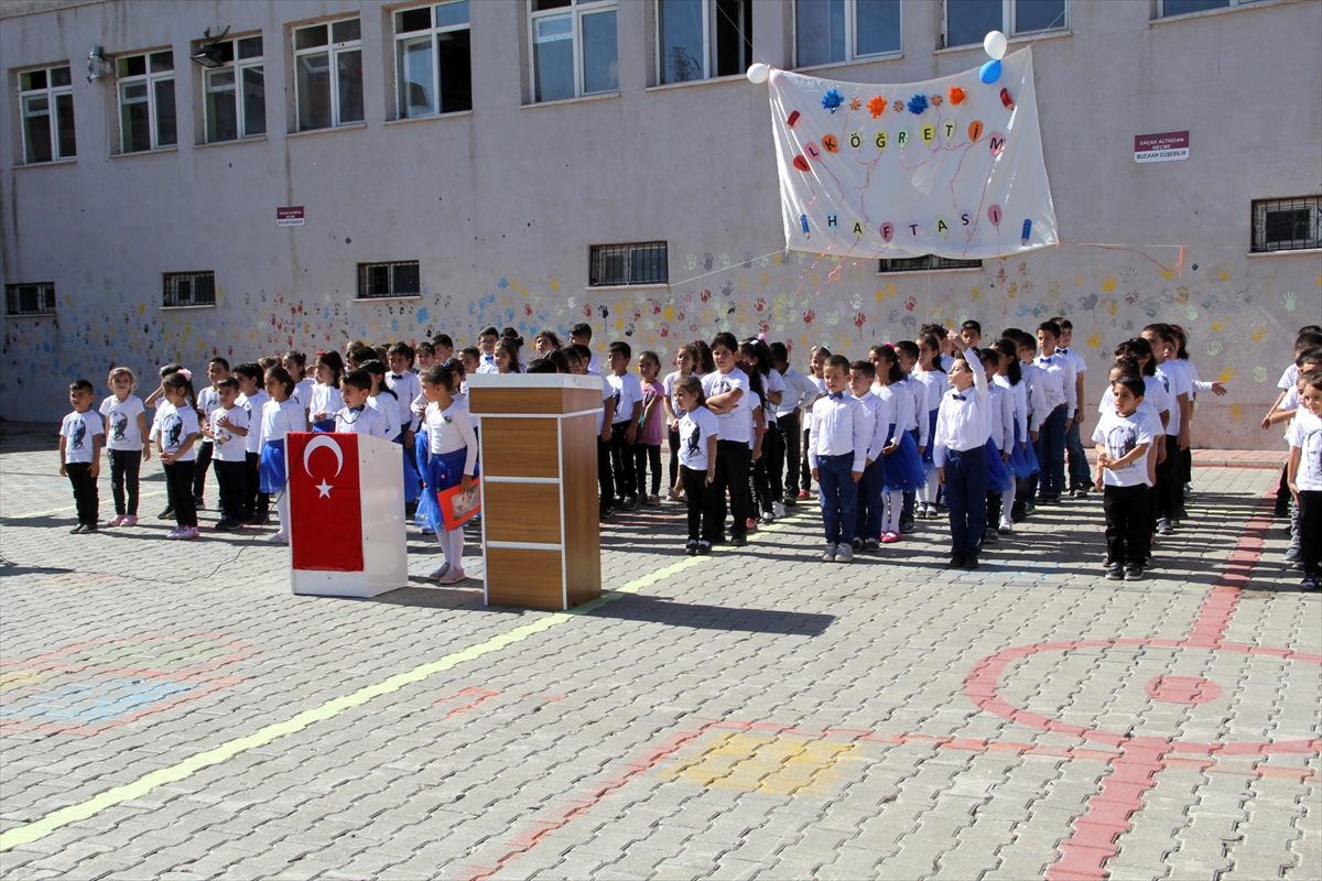 Başkale\'de İlköğretim Haftası kutlandı