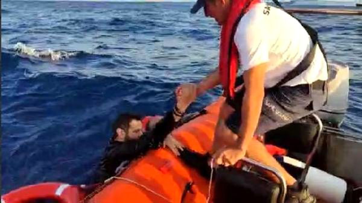 Batan lastik botta 15 kişi kurtarıldı, 1 bebek aranıyor