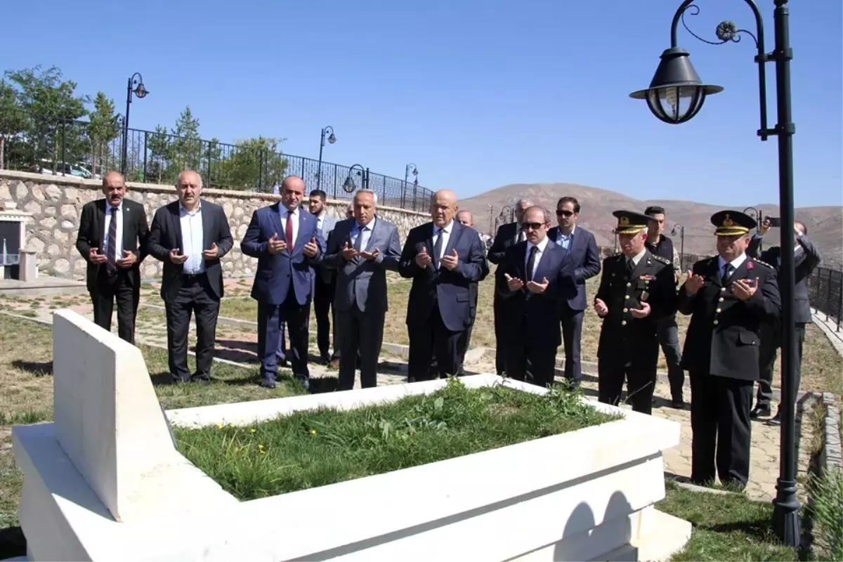 Bayburtlu Şehit Türkoğlu kabri başında anıldı