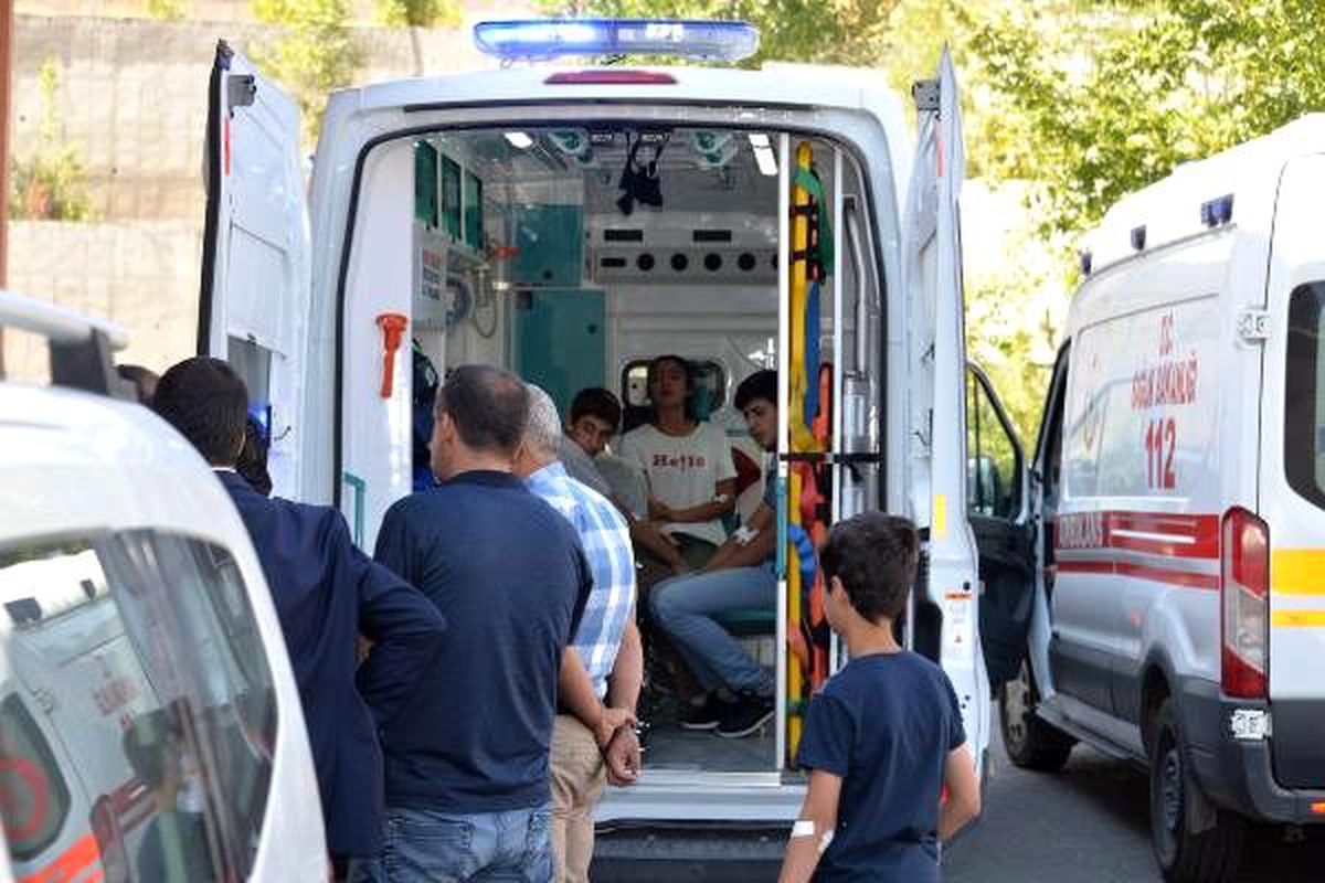 Bingöl\'de 27 öğrenci cıvadan zehirlendiği şüphesiyle hastaneye kaldırıldı