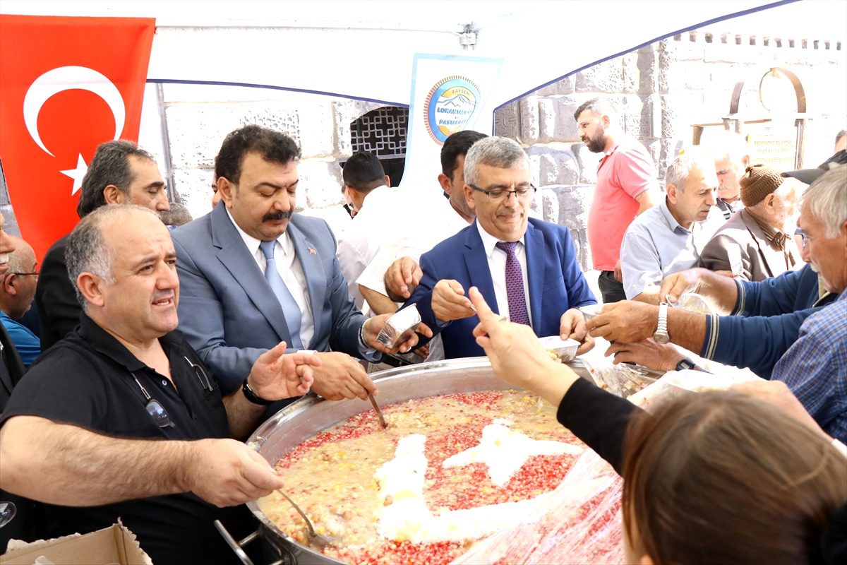 Cuma namazı sonrası aşure ikramı
