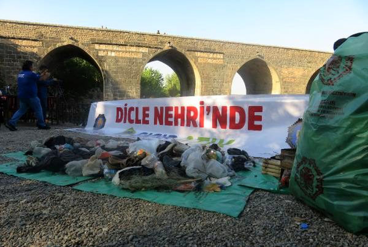 Dalgıçlar, dicle nehri\'nde saatlerce çöp topladı