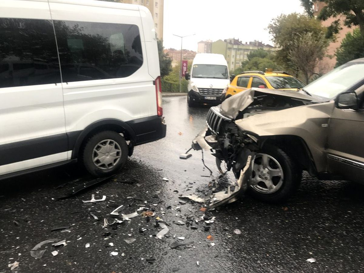 Engelli öğrencileri taşıyan minibüse cip çarptı: 5 yaralı