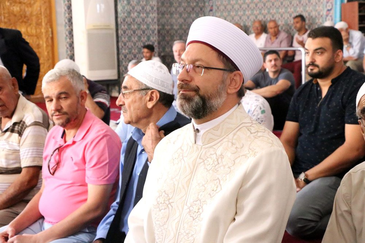 Erbaş: "Fani dünyanın geçici heveslerine aldanarak birbirimizi üzmeyelim"