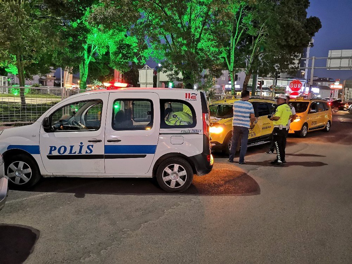Fazla yolcu taşıyan 2 ticari taksiye ceza kesildi