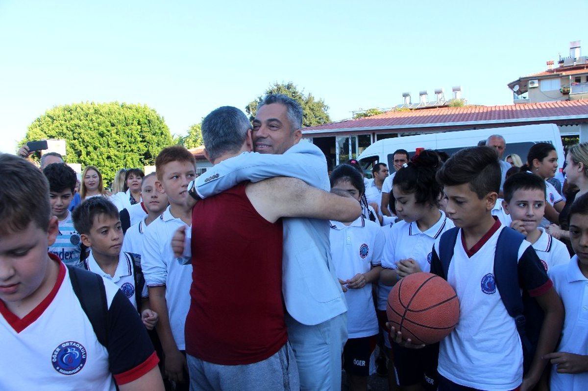 Göreve iade edilen okul müdürü çiçeklerle ve alkışlarla karşılandı