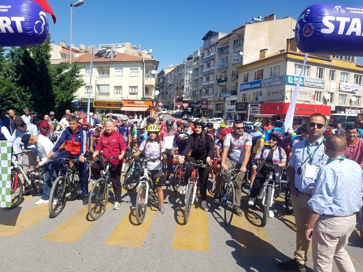 Grand Prix Erciyes Erkekler Bisiklet Yarışı Develi\'de Start Aldı