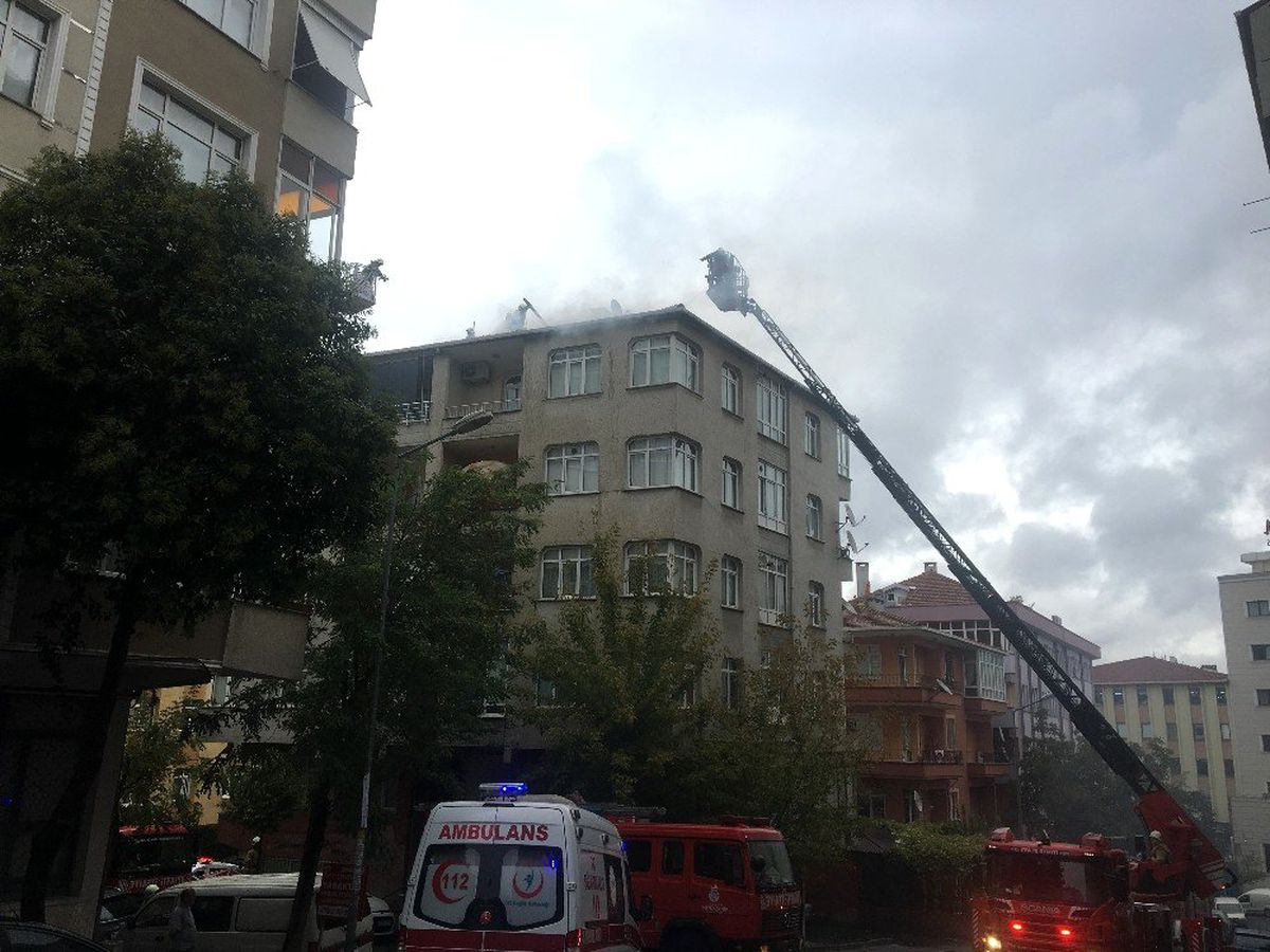Güngören\'de bir binanın çatısı alev alev yandı