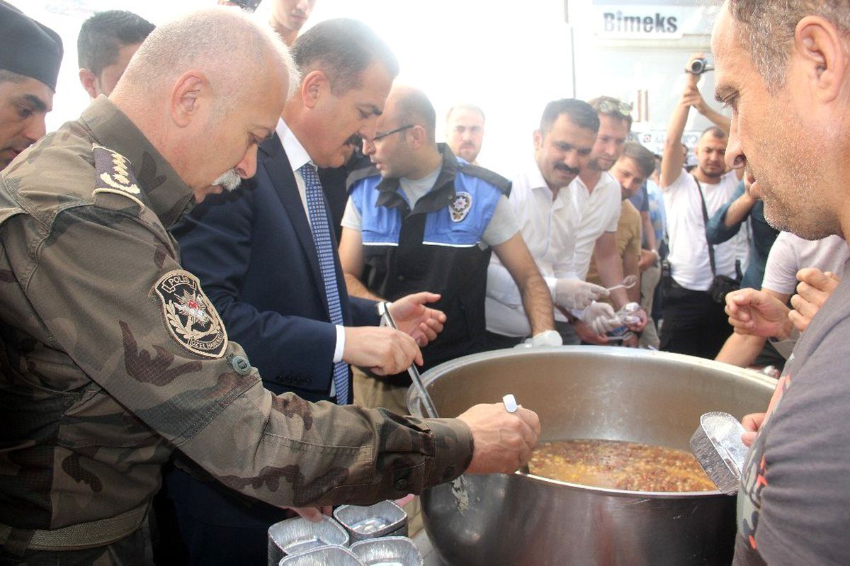Hakkari polisinden 3 bin kişiye aşure