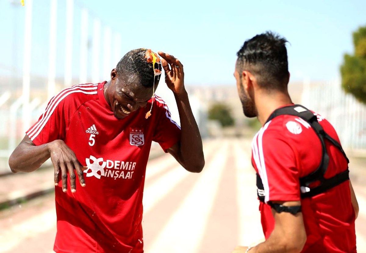 Isaac Cofie\'ye Brezilya usulü doğum günü kutlaması