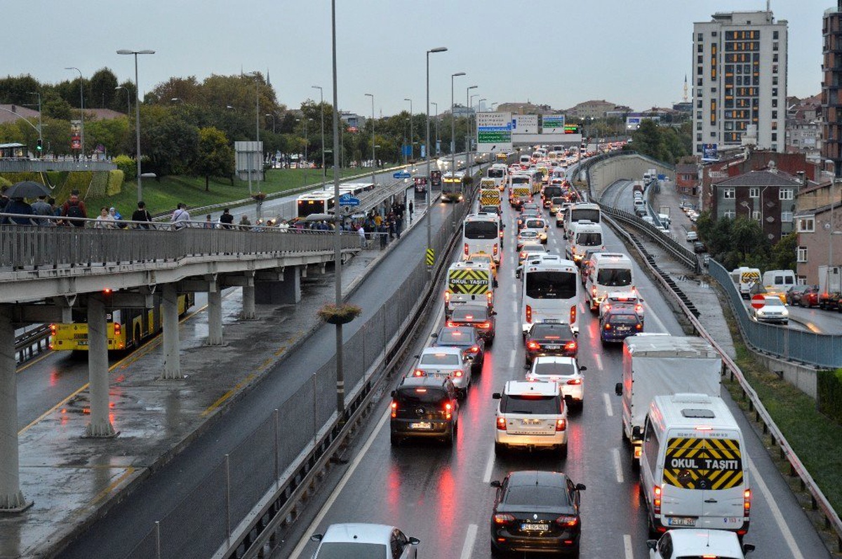 İstanbul\'da yağmur trafiği felç etti