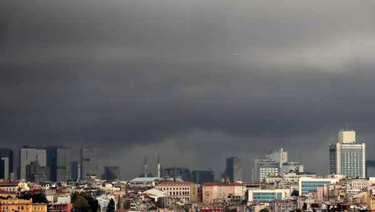İstanbul\'un üstünde yağmur bulutları