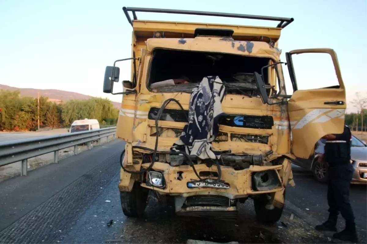 Kamyon ışıklarda bekleyen kamyona çarptı: 1 ölü