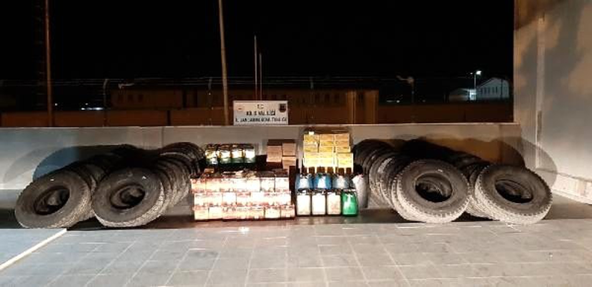 Kilis\'te kaçak tır lastiği ve mazot ele geçirildi