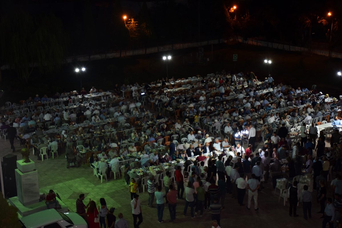 Köprübaşı\'nda şehit yakınları ve gaziler yemekte buluştu