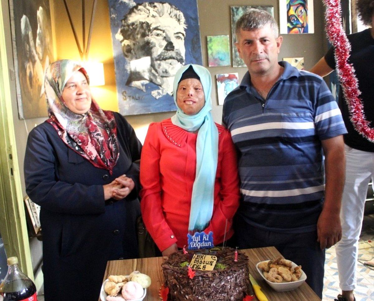 Leyla\'ya doğum günü sürprizi